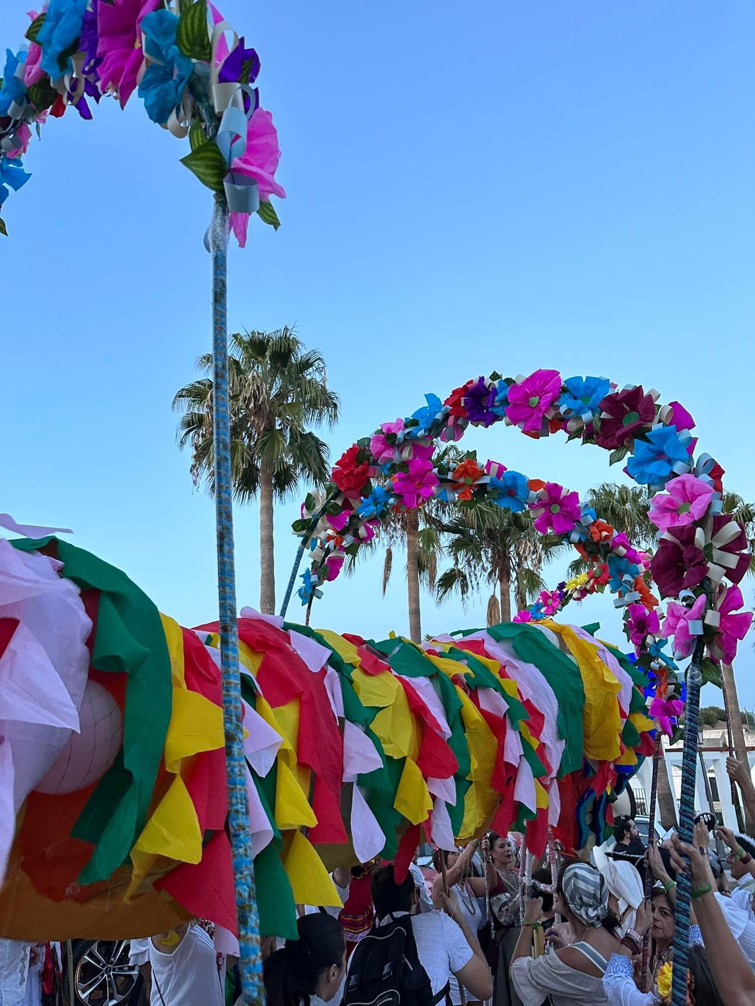 vecinos paseando en trajes típicos